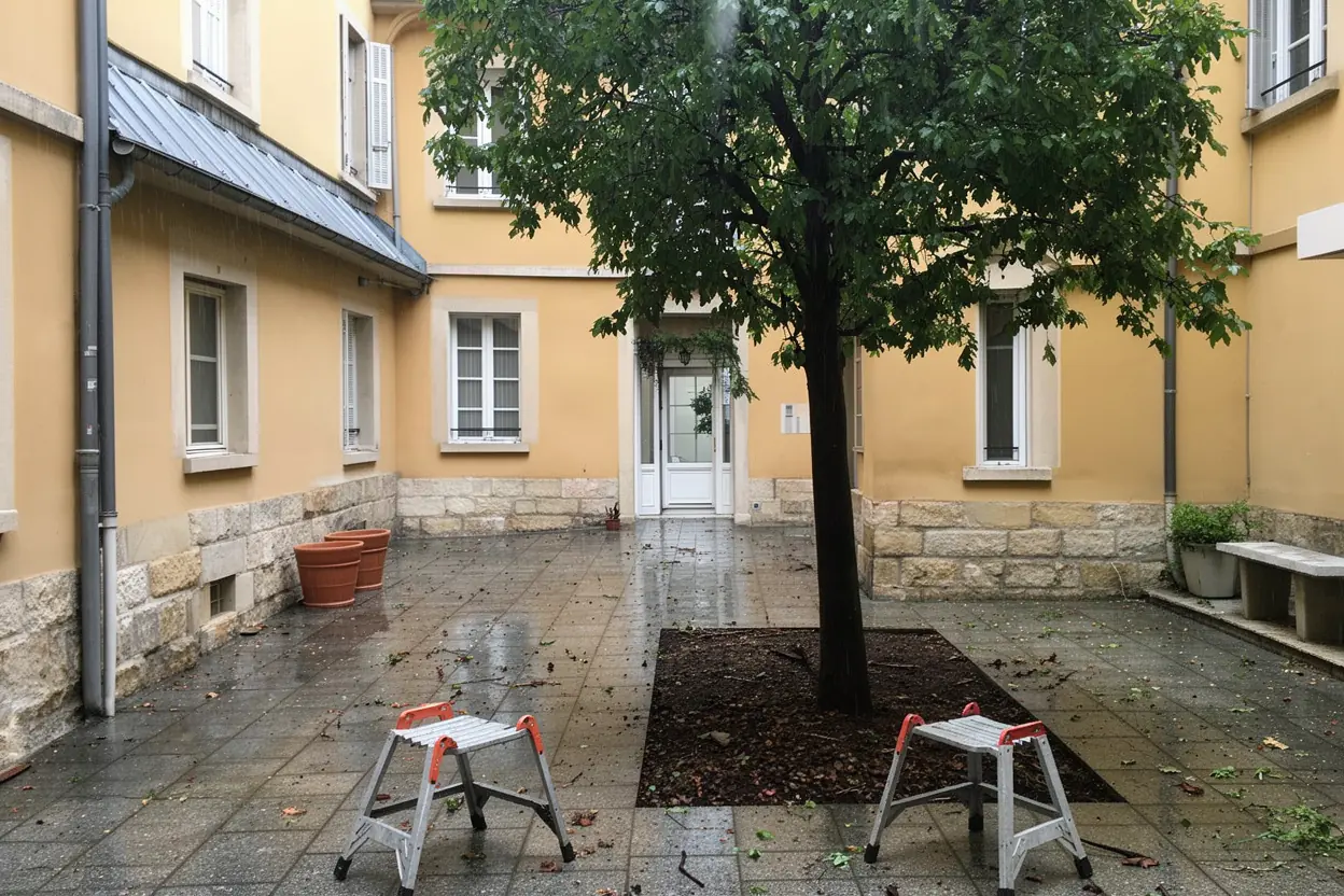 Cour lyonnaise sécurisée après démontage de la branche